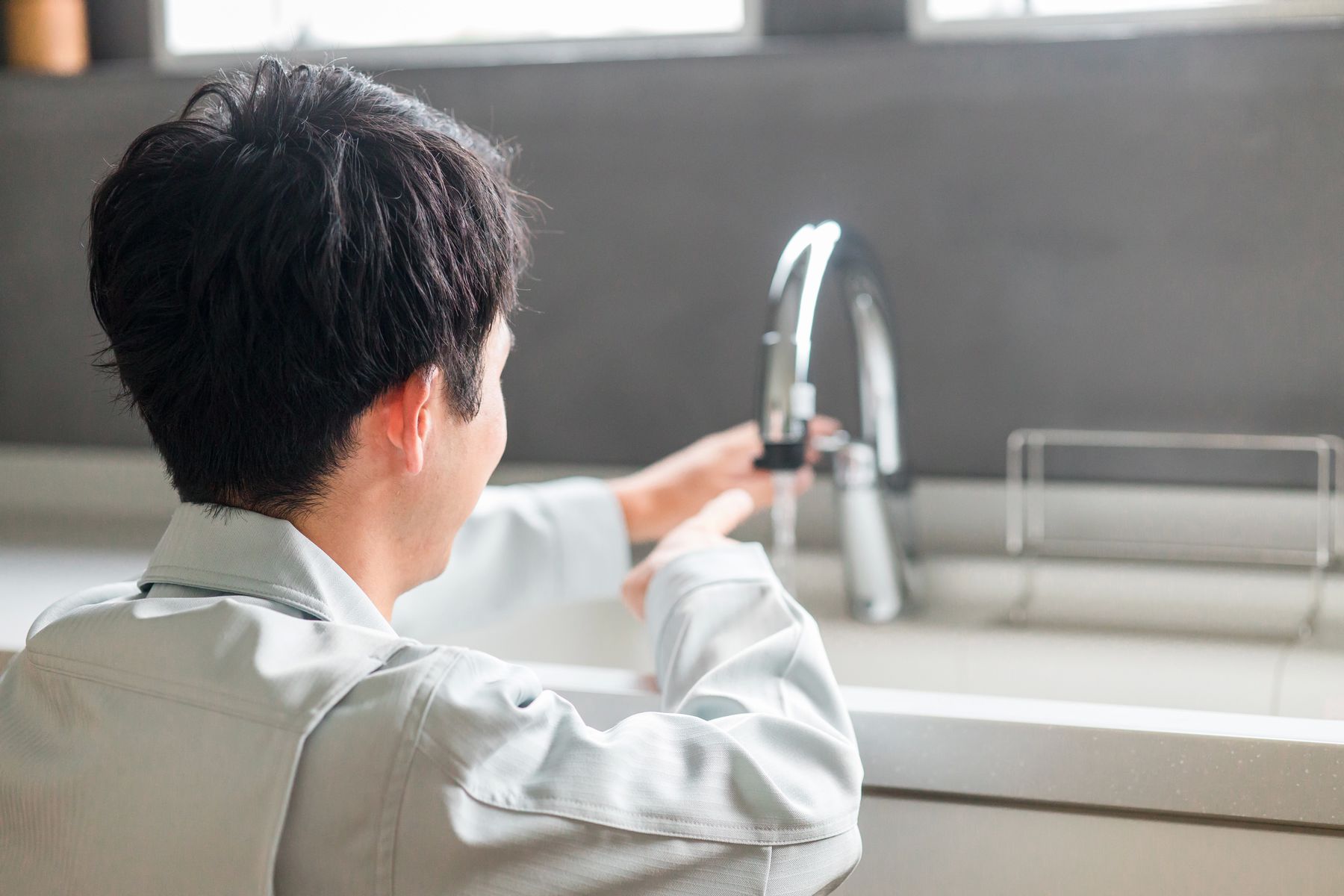 貯水槽の点検を行うスタッフ